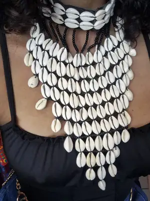 Collier Cauris long 3
