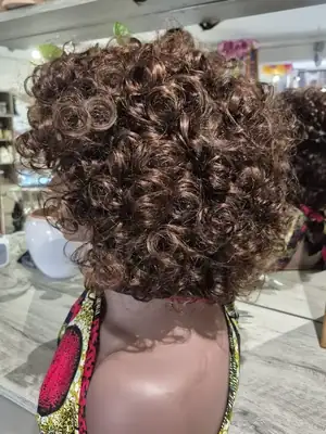 Perruque Bouncy curl coloré 10 pouces avec frange 3