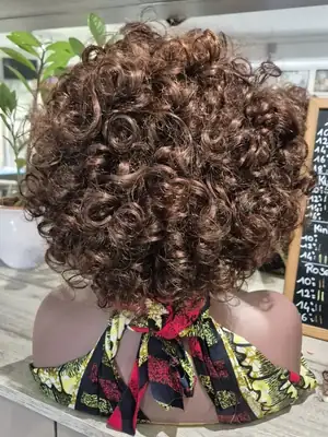 Perruque Bouncy curl coloré 10 pouces avec frange 5