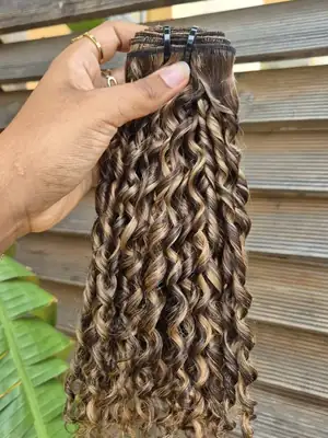 Tissage Pixel curl châtain foncé méché blond